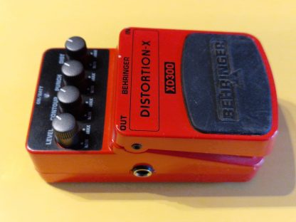 Behringer XD300 Distortion-X effects pedal left side