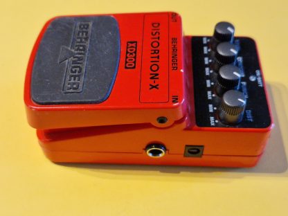 Behringer XD300 Distortion-X effects pedal right side